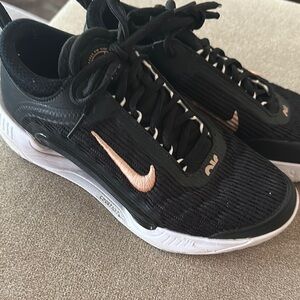 Nike Women's Black and Pink Athletic Shoes
